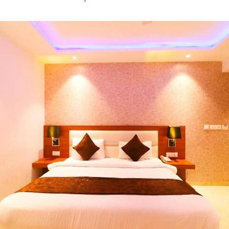 Hotel Royal Sky Luxury Near Delhi Airport ニューデリー エクステリア 写真