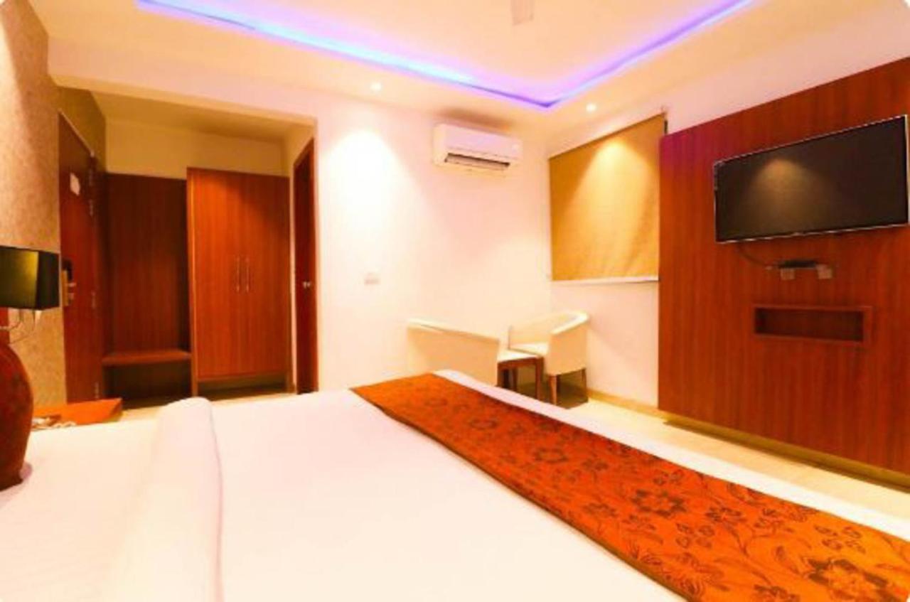 Hotel Royal Sky Luxury Near Delhi Airport ニューデリー エクステリア 写真